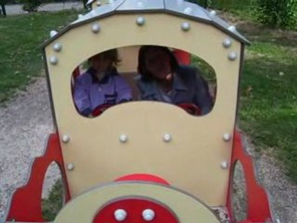 Lucie et Nanou dans le train