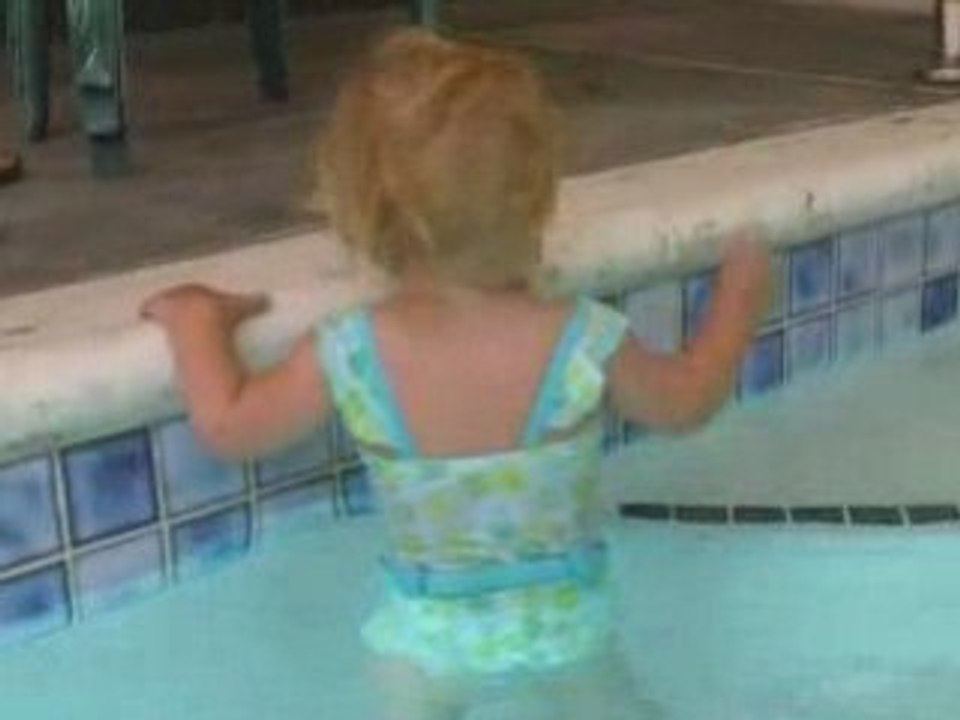 Debout dans la piscine