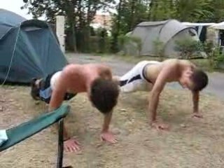 Concours de pompes entre Pierre et Nico