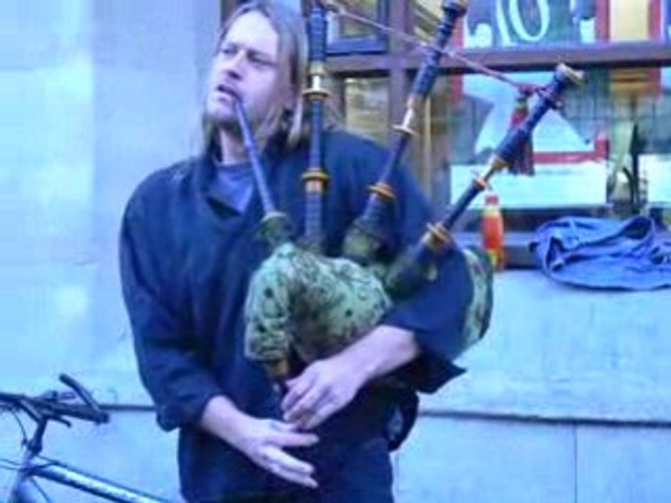 oxford street : bagpiper