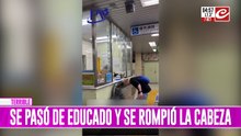 Paseaba por japón, se pasó de educado y se rompió la cabeza