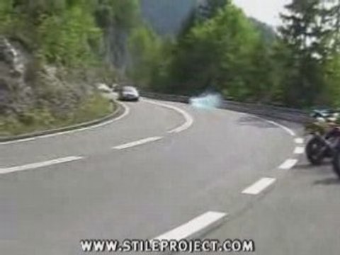 Regis teste son nouveau GSXR devant les copains...