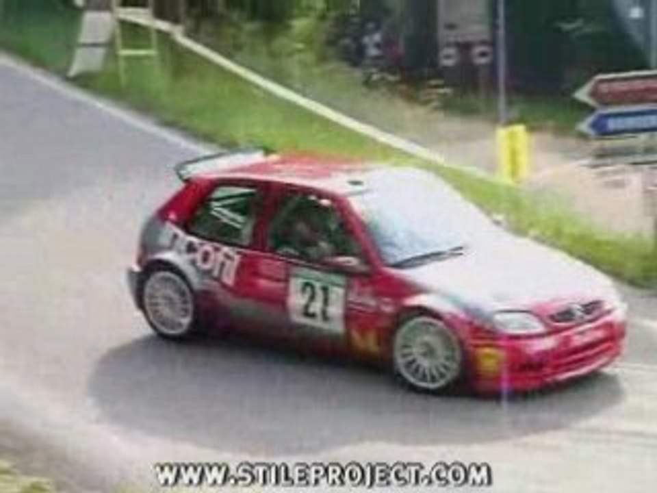 SAxo rallye perd les 2 roues arriere dans une épingle...