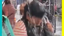 ¡Yo sin hacerle daño a nadie! Mujer termina bañada por agua de una lona en el tianguis