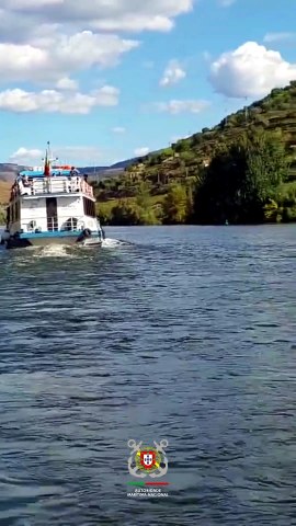Embarcação encalha em zona rochosa da barragem do Carrapatelo em Resende