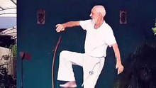 Treinando movimentos de capoeira para saúde