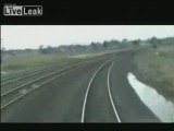 Bullo sfiora treno in corsa