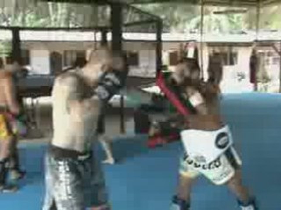 Muay Thai padwork with Kru Gae at TMT