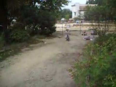 Célia fait du vélo sans roulettes