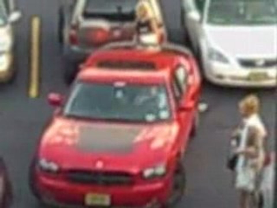 Femme au volant : Une belle voiture, mais savoir manoeuvrer