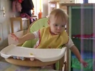 19-8 Orlane mange de la banane