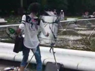 Peintre-danseur au parc yoyogi à tokyo