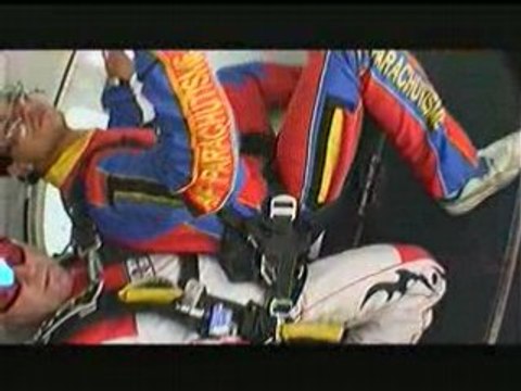 TOMER SAUTE EN PARACHUTE A 4000 Mètres ET A 200km/h