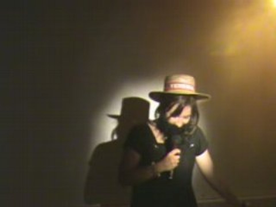 cécile se fait bizuter et chante sans barbe