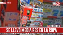 Fue filmado mientras se llevaba... ¡media res escondida en sus partes íntimas!