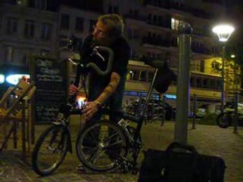 Bart déplie son Brompton
