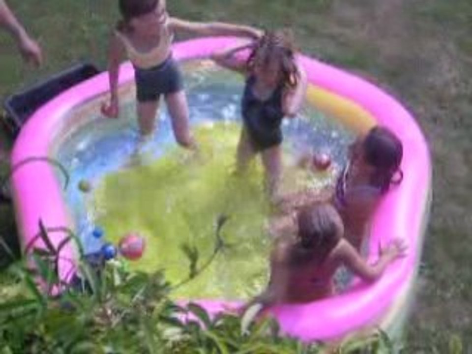 Dans le piscine chez papi VIDEO