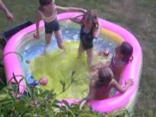 Dans le piscine chez papi VIDEO