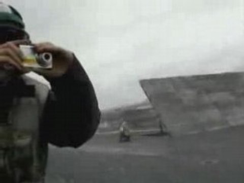 regis s'amuse avec un reacteur d'avion