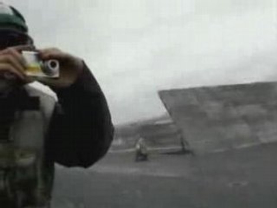 regis s'amuse avec un reacteur d'avion