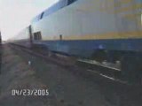 regis joue sur les rails d'un train