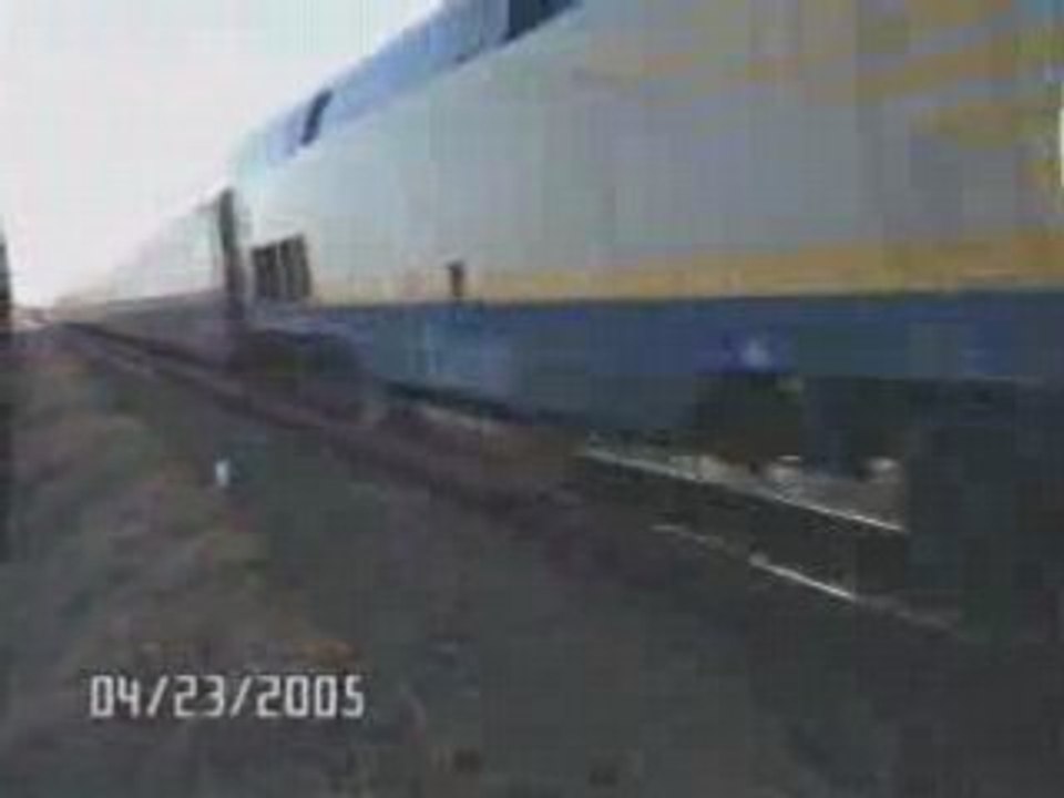 regis joue sur les rails d'un train