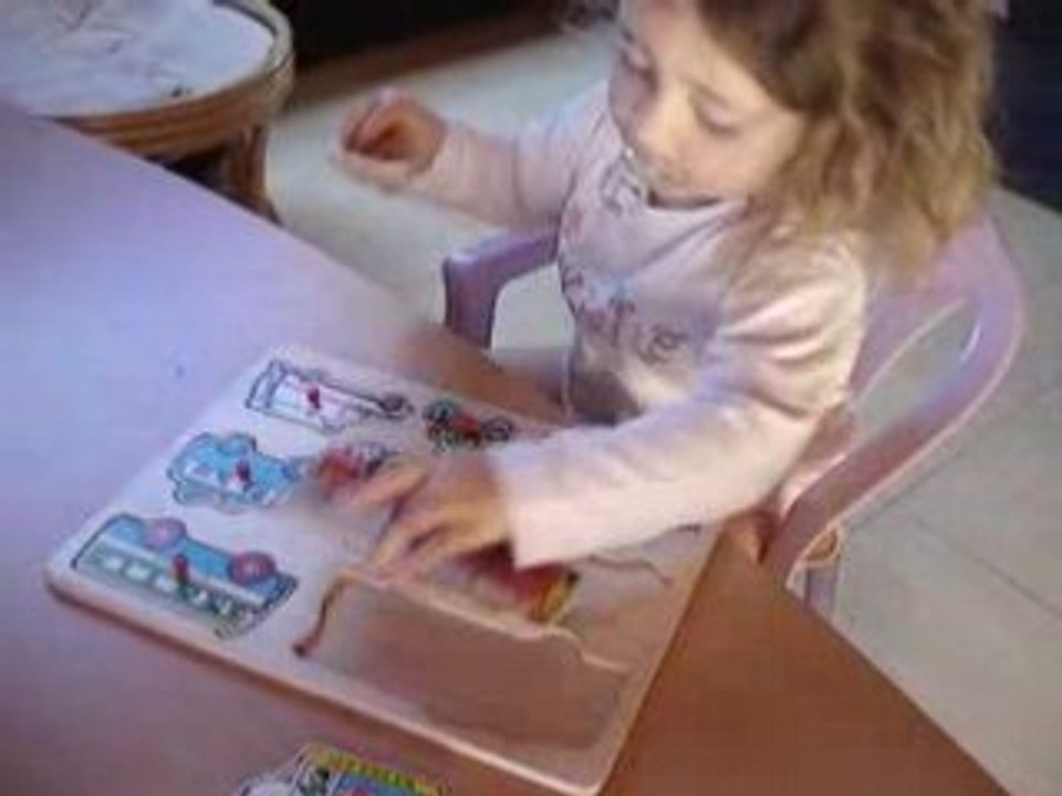 Océane emboite les pièces