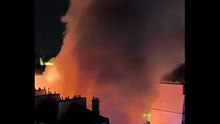 Wideo pokazuje ogromny pożar 400-letniego paryskiego targu spożywczego