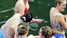 Plongez et explorez la magnifique cascade avec Emma #voyage