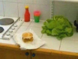 Une laitue qui mange un big mac