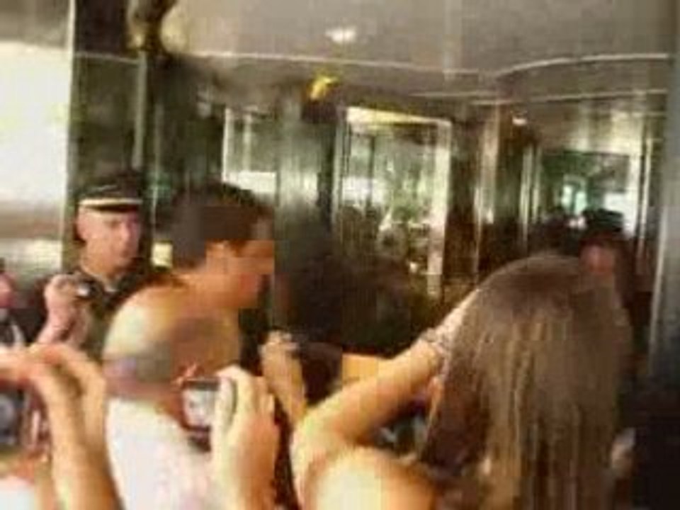 Anny saliendo del hotel