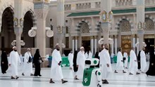 🤖✨ Smart AI Robot Finds the Right Pilgrim & Returns His Charger | Madinah Sharif 🕌❤️
