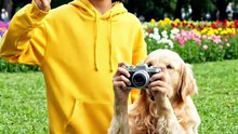 Seorang pemuda Selfi bareng seekor Anjing