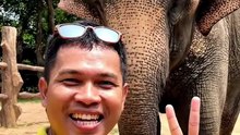 Seorang pemuda mengajak Selfi seekor Gajah