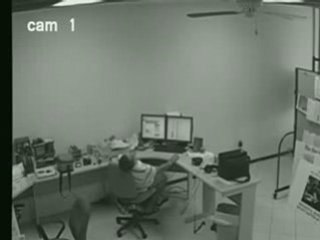 Si addormenta sul lavoro