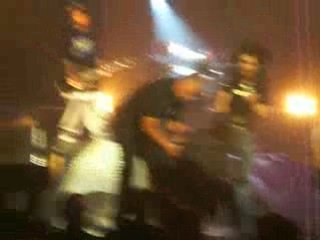 Fille monte sur scène avec Bill le 14 octobre 2007