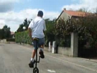 Thomas fai du monocycle en tong