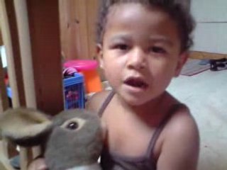 Dans le palier, mimi chante