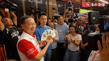 艋舺龍津宮主委上午讚沈伯洋實問實答 晚上贈蔣萬安「台灣萬安」
