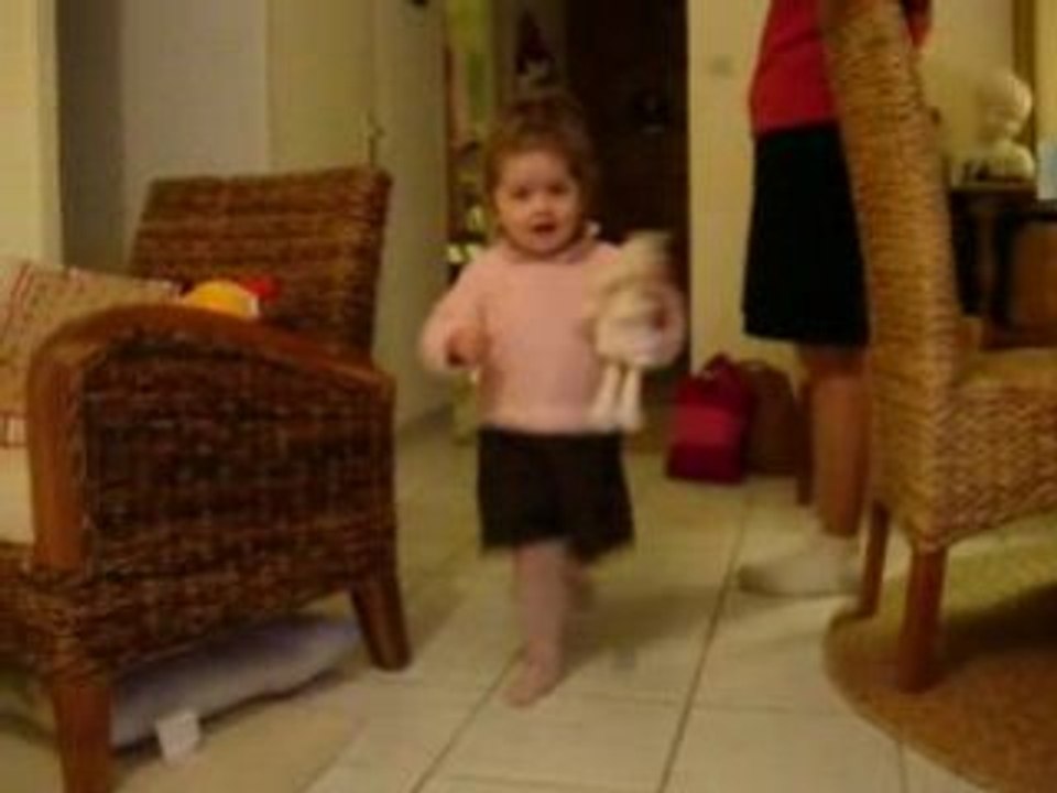 Clementine court dans la maison