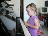 Jeanne joue du piano