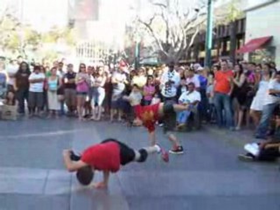 Gyroe & Robert Muraine dansent dans la rue