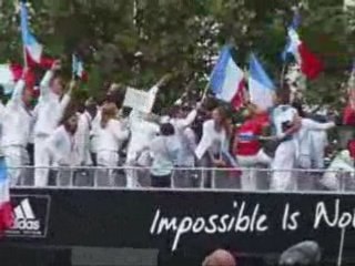 Les athlètes olympiques acclamés à Paris