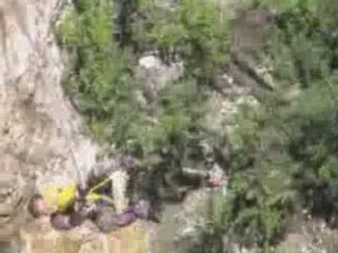 saut a l'elastique du barage de Verzasca 220 metres