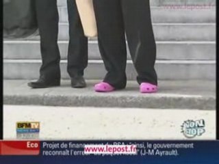 Bachelot se fait (encore) remarquer en crocs roses