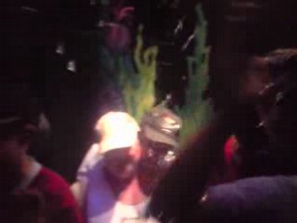 Les jeunes dans l'aquarium