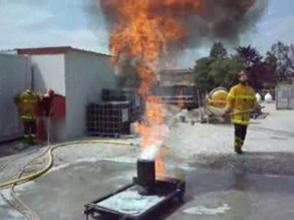eau sur feu de friteuse