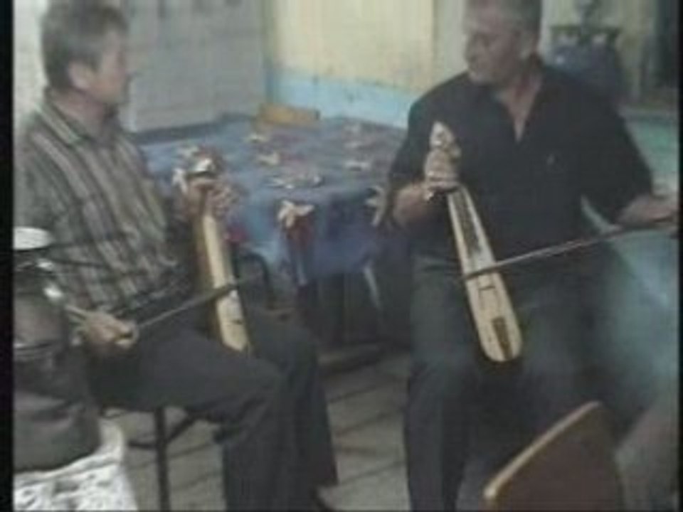 Görnekte ikili kemençe resitali