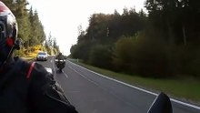 Séance de tout terrain pas prévu pour ce motard