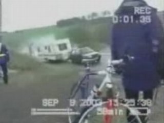 Caravane tracte une voiture sur la route